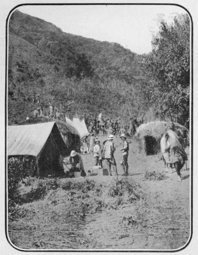 Una spedizione in montagna che lascia il campo base permanente, da un articolo intitolato Alle Montagne della Luna pubblicato in The Graphic 27 ottobre 1906 da English Photographer